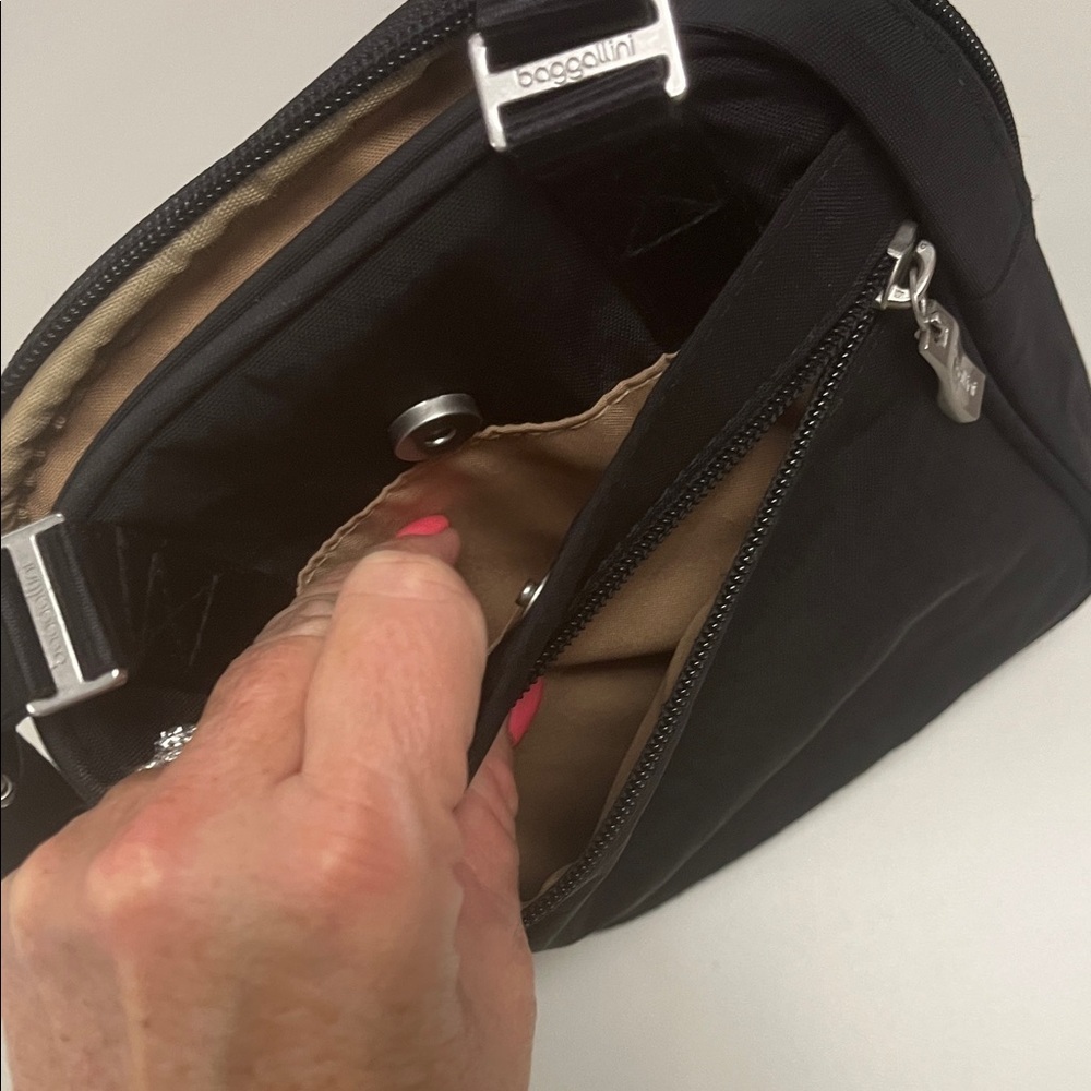 Baggallini Black Messenger Bag unisex item - Picture 9 of 13